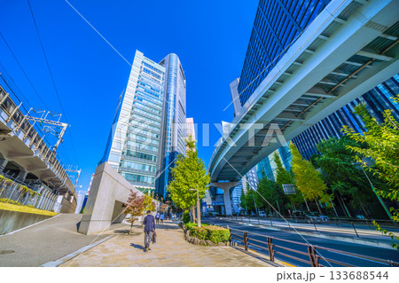 日本の東京都市景観 汐留のビジネス街。TOPAANエッジや共同通信社などを望む 133688544