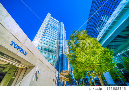 日本の東京都市景観 汐留のビジネス街。TOPAANエッジや共同通信社などを望む 133688546