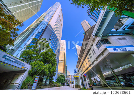 日本の東京都市景観 汐留のビジネス街。共同通信社や汐留駅などを望む 133688661