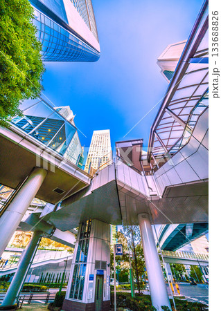 日本の東京都市景観 汐留のビジネス街。共同通信社や日テレ大時計」、汐留タワーなどを望む 133688826