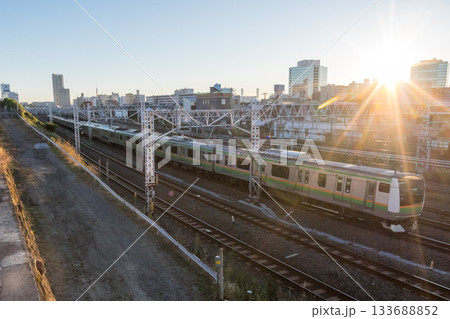 【上野東京ライン】早朝の東京方面へ向かう列車 133688852