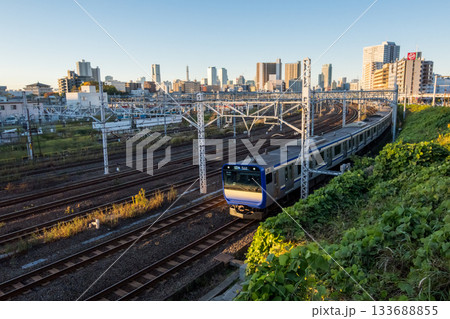 【横須賀線】早朝の東京方面へ向かう列車 133688855