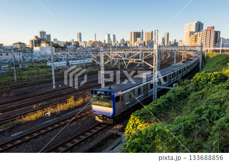 【横須賀線】早朝の東京方面へ向かう列車 133688856