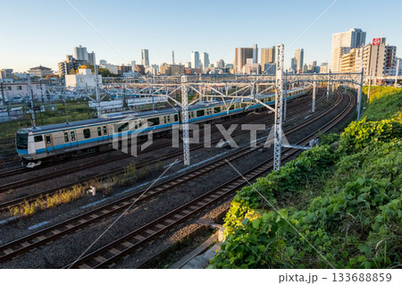 【京浜東北線】早朝の東京方面へ向かう列車 【京浜東北線】早朝の東京方面へ向かう列車 133688859