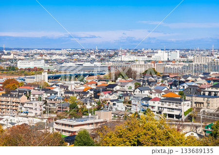東京郊外の住宅地　秋景 133689135