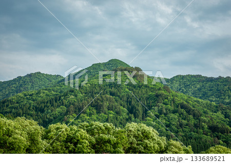 初夏の南会津町・新緑に包まれた山並みの風景 133689521