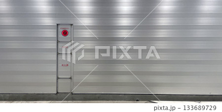 メタリックな壁の中に潜む非常通報ボタン達② 133689729