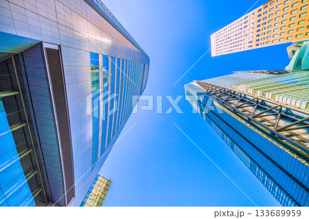 日本の東京都市景観 汐留のビジネス街。共同通信社や窓ガラスに映る日本テレビタワーなどを望む 日本の東京都市景観 汐留のビジネス街。共同通信社や窓ガラスに映る日本テレビタワーなどを望む 133689959