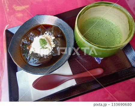 奈良『二月堂』と奈良盆地を望みつつ頂く甘味… わらび餅と抹茶 奈良『二月堂』と奈良盆地を望みつつ頂く甘味… わらび餅と抹茶 133690680
