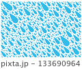 白地に明るい青色の斜めに降る雨の雫テクスチャー 133690964
