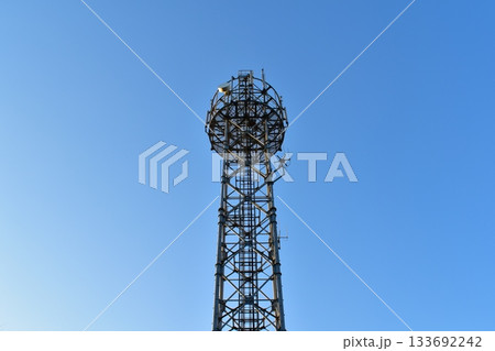 青空に映える基地局の鉄塔 133692242