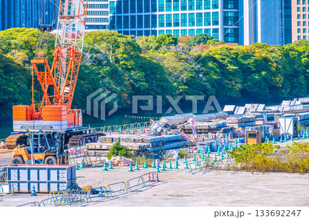 日本の東京都市景観 汐留のビル群や旧築地市場(6)仮設搬出入路及び荷揚げ桟橋上部工撤去工事などを望む 日本の東京都市景観 汐留のビル群や旧築地市場(6)仮設搬出入路及び荷揚げ桟橋上部工撤去工事などを望む 133692247