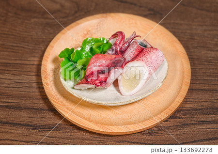 旨味たっぷり子持ちボイルスルメイカの刺身 133692278