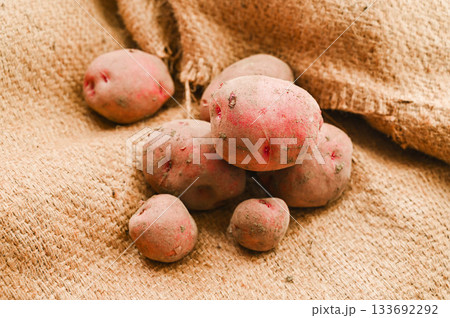 畑から収穫したばかりのジャガイモ 133692292