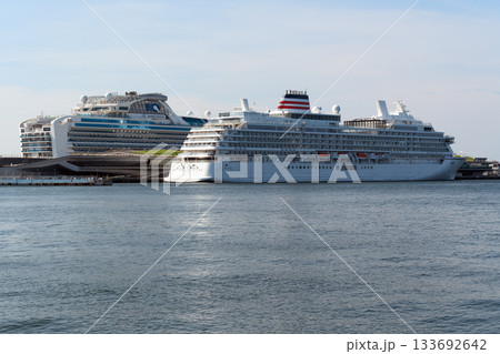 横浜大さん橋に並んで停泊する飛鳥Ⅲとダイヤモンド・プリンセス 133692642