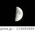 夜中に光り輝く上弦の月 133692899