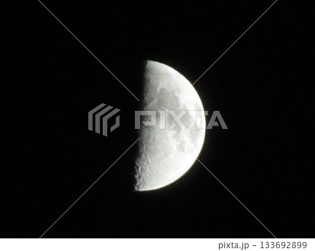 夜中に光り輝く上弦の月 夜中に光り輝く上弦の月 133692899