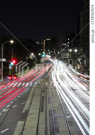 路面電車の線路と走る車の光跡 路面電車の線路と走る車の光跡 133692924