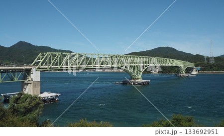 快晴の周防大島に架かる大島大橋 快晴の周防大島に架かる大島大橋 133692951