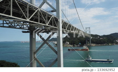 船が行き交う関門橋 133692952