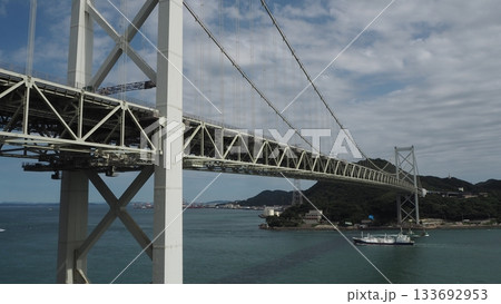 晴れの関門橋 133692953