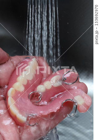 流水で洗い流す部分入れ歯 133692970