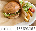 ハンバーガー、トマト、サラダ、ポテト 133693167