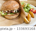 ハンバーガー、トマト、サラダ、ポテト 133693168