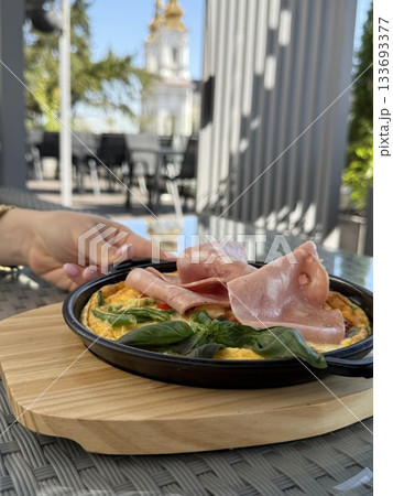 Omelette ham spinach with spinach and tomatoes Omelette ham spinach with spinach and tomatoes 133693377