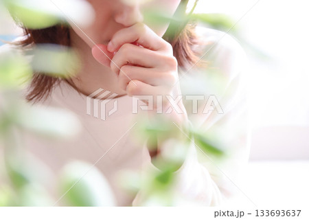 口に手を当てて驚く女性 133693637