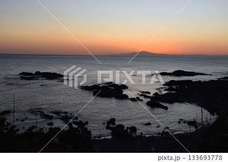 横浜市三崎口の海沿いで夕日が沈む岩場との共存の風景 133693778