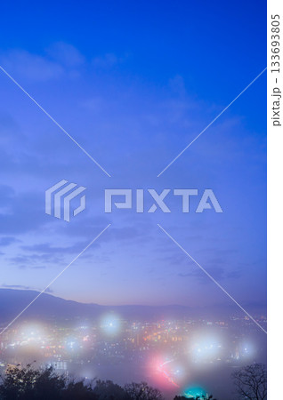 ブルーモーメントの空と朝霧に包まれた松本市街地の風景【11月】 ブルーモーメントの空と朝霧に包まれた松本市街地の風景【11月】 133693805