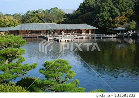 黄昏三景園の景色 133693832