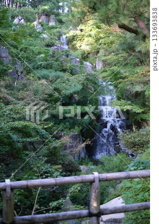三景園三段の滝の景色 133693838