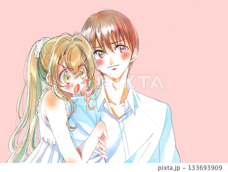 年下の女性にくっつかれる男性　照れる 133693909