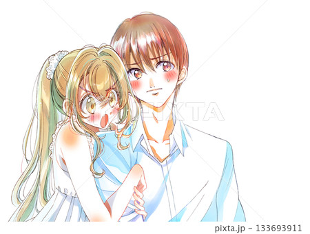 年下の女性にくっつかれる男性 照れる 年下の女性にくっつかれる男性 照れる 133693911