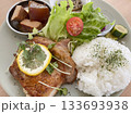 チキンステーキとサラダのランチ 133693938