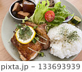 鶏肉とごはんとサラダのヘルシーなランチ 133693939