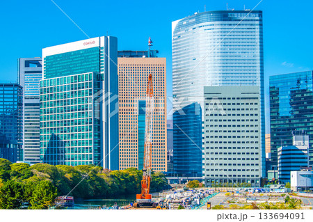 日本の東京都市景観 汐留のビル群や旧築地市場（6）仮設搬出入路及び荷揚げ桟橋上部工撤去工事などを望む 133694091