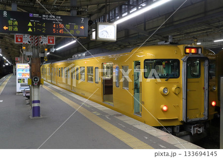AM4時:早朝の福山駅福塩線ホームから発車待ちの山陽本線115系電車 AM4時:早朝の福山駅福塩線ホームから発車待ちの山陽本線115系電車 133694145