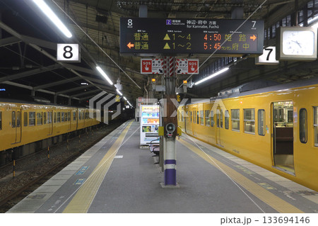 AM4時:早朝の福山駅福塩線ホームから発車待ちの山陽本線115系電車 AM4時:早朝の福山駅福塩線ホームから発車待ちの山陽本線115系電車 133694146