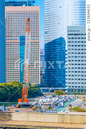 日本の東京都市景観 汐留のビル群や旧築地市場（6）仮設搬出入路及び荷揚げ桟橋上部工撤去工事などを望む 133694635