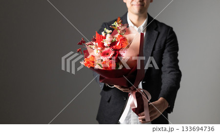 花束を持つ男性 133694736