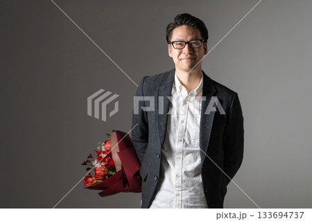 花束を持つ男性 花束を持つ男性 133694737