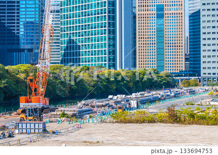 日本の東京都市景観 汐留のビル群や旧築地市場(6)仮設搬出入路及び荷揚げ桟橋上部工撤去工事などを望む 日本の東京都市景観 汐留のビル群や旧築地市場(6)仮設搬出入路及び荷揚げ桟橋上部工撤去工事などを望む 133694753
