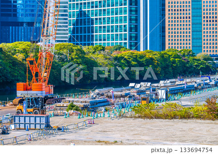日本の東京都市景観 汐留のビル群や旧築地市場(6)仮設搬出入路及び荷揚げ桟橋上部工撤去工事などを望む 日本の東京都市景観 汐留のビル群や旧築地市場(6)仮設搬出入路及び荷揚げ桟橋上部工撤去工事などを望む 133694754