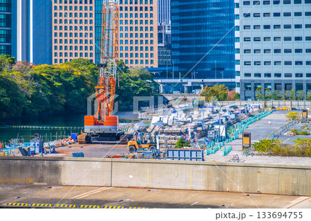 日本の東京都市景観 汐留のビル群や旧築地市場（6）仮設搬出入路及び荷揚げ桟橋上部工撤去工事などを望む 133694755