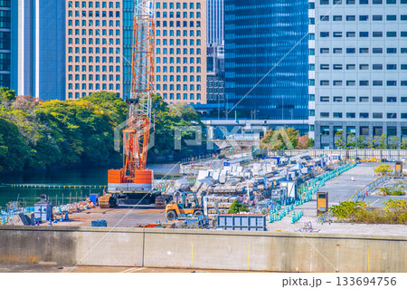 日本の東京都市景観 汐留のビル群や旧築地市場(6)仮設搬出入路及び荷揚げ桟橋上部工撤去工事などを望む 日本の東京都市景観 汐留のビル群や旧築地市場(6)仮設搬出入路及び荷揚げ桟橋上部工撤去工事などを望む 133694756
