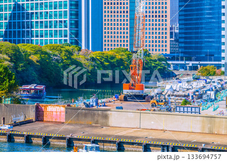 日本の東京都市景観 汐留のビル群や旧築地市場（6）仮設搬出入路及び荷揚げ桟橋上部工撤去工事などを望む 133694757