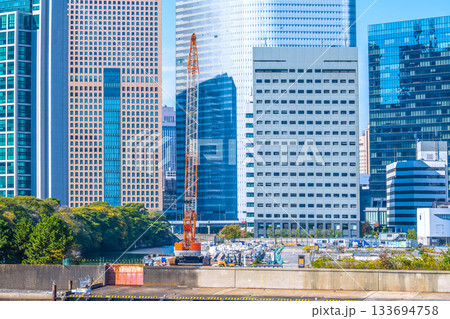 日本の東京都市景観 汐留のビル群や旧築地市場（6）仮設搬出入路及び荷揚げ桟橋上部工撤去工事などを望む 133694758